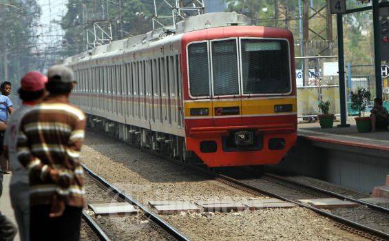 Akibat Longsor di Daerah Cilebut, Penumpang KRL Menumpuk di Depok