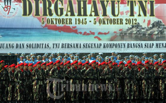 Atraksi Sisingaan Warnai HUT TNI di Bandung