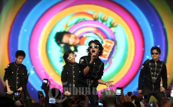 Tampil Pakai Sepatu Kegedean, Coboy Junior Tetap Menggemaskan
