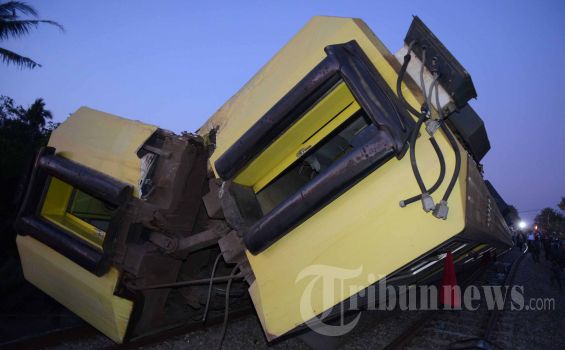 Gerbong Kereta Sudah Diangkat