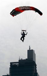 Brimob akan Pecahkan Rekor Terjun Payung Kerjasama