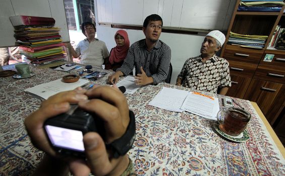 Polisi Bawa Keluarga Terduga Teroris dari NTB