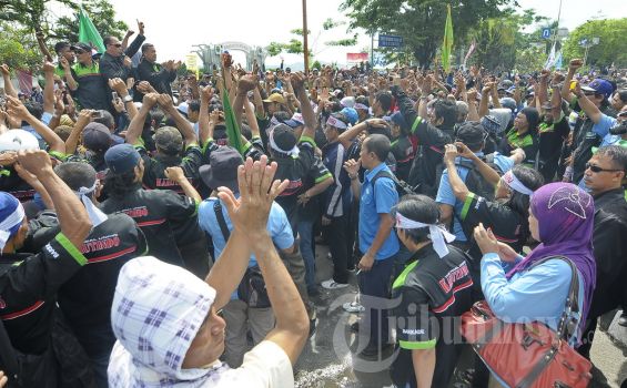 Ratusan Buruh Tuntut Diangkat Pegawai Tetap