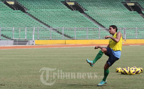 Barito Putera Bidik Tonie Cusell dan Ruben Wuarbanaran