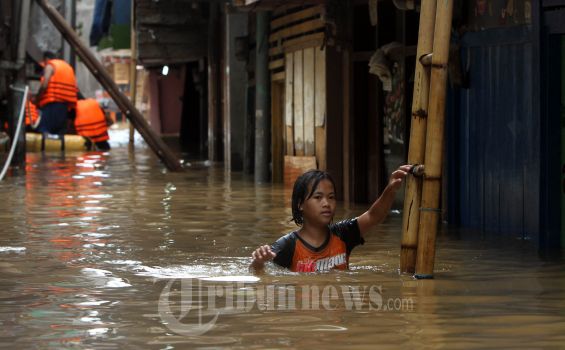 Anak-anak di Kampung Pulo Terpaksa Bolos Sekolah