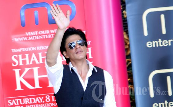 Penampilan Shah Rukh Khan di Met Gala 2025 Bikin Heboh, Pakai Busana Sabyasachi dan Tongkat Emas