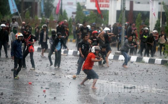 Peringatan Hari Anti Korupsi di Makassar Berujung Bentrok