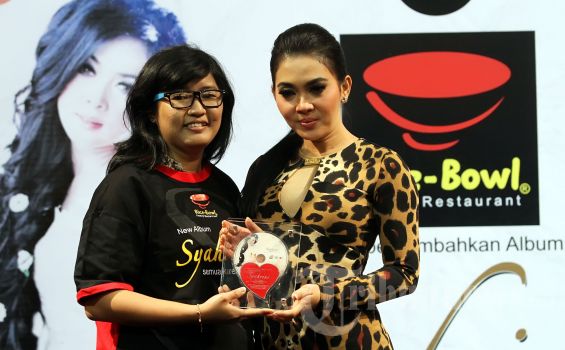 Bulu Mata Palsu ala Syahrini Ternyata Asli, Kok Bisa Ya?