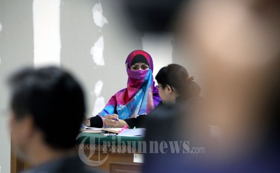 Yulianis-Neneng Terlibat Perang Urat Syaraf