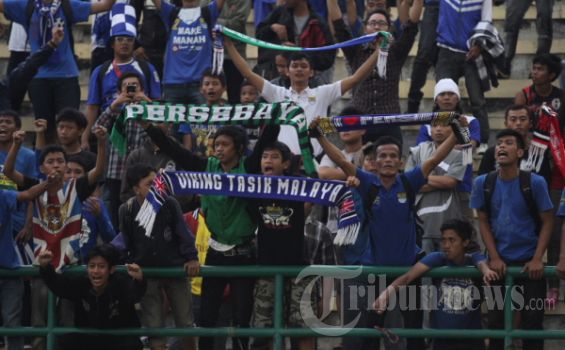 Viking Bagi-bagi Takjil di Jalanan Kota Bandung