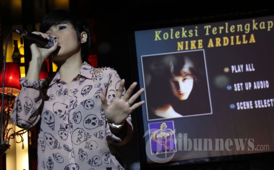 Tribute to Nike Ardilla, Penggemar Baca Surat Yasin dan Tahlil
