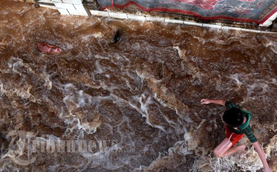 Pengungsi Banjir di Jakarta Timur Mulai Sakit