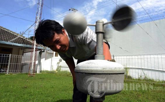 Hujan Disertai Badai Menimpa Kota Kupang