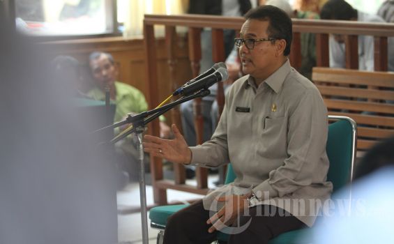 Rusli Zaenal Tersangka Beri Pengaruh Golkar