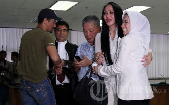 Peluk Cium Reza Artamevia untuk Angelina Sondakh
