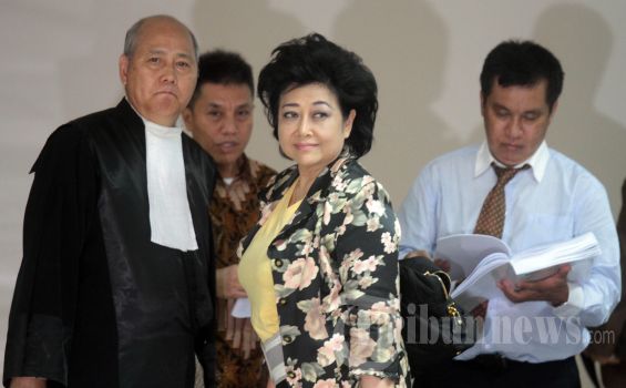Kerabat Saksikan Hartati Diadili