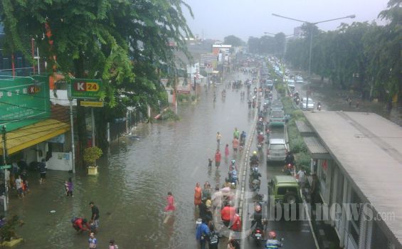 Jalan Otista Cawang Belum Bisa Dilalui Kendaraan