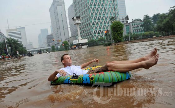 Jakarta Banjir , Ada Pejabat Pemda DKI Pilih Jalan-jalan Ke Bali