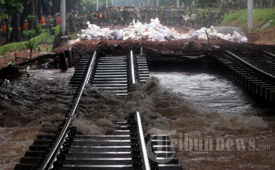 Tanggul Latuharhary Sudah Diperbaiki, Kereta Masih Berjalan Pelan