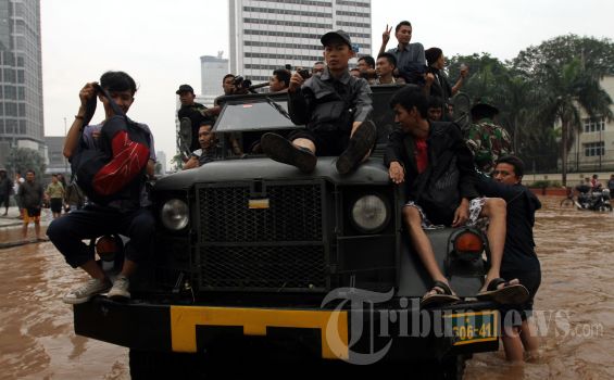 TNI Ikut Bersihkan Sampah Kali Ciliwung di Rawajati