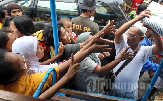 Warga Jatinegara Timur Mulai Bersihkan Rumah