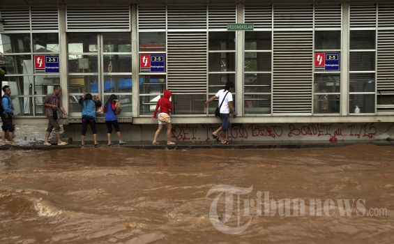 Istri Politisi PKB Beri Bantuan ke Korban Banjir Jakarta