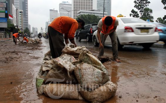Mengapa Tidak Ada Bendera Parpol di Lokasi Pengungsi Korban Banjir?