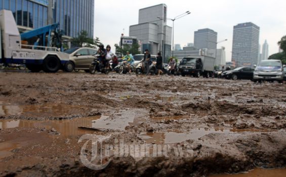 Jumlah Air yang Banyak Jadi Kendala Tim Pemadam Kebakaran
