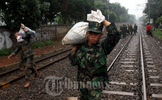 Jalan Raya Menteng Semrawut Akibat Lampu Lalu Lintas Mati