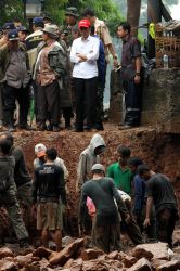 Batu-batu Dijatuhkan dari Flyover Latuharhary