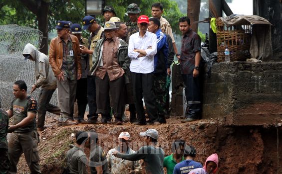 PU Kirim Bronjong Kawat untuk Menahan Banjir di Latuharhary