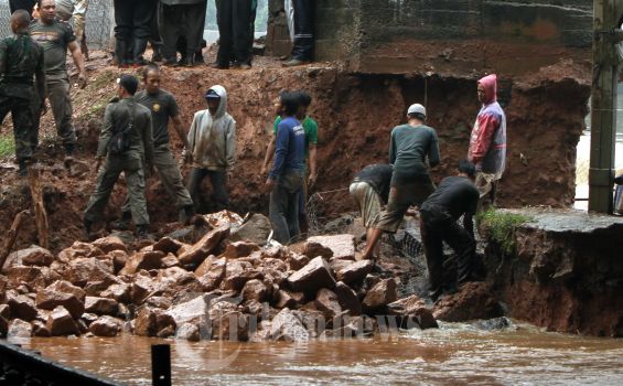 Ahok: Tanggul Latuharhary Masih Belum Pulih