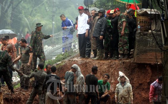 Jokowi: Pemasangan Tanggul 70 Persen Selesai