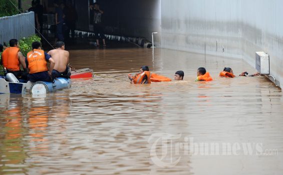Berkacamata Hitam, Sutiyoso Ikut Pantau Gedung UOB