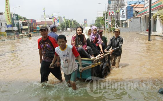 Lumpur Menggunung, Warga Bingung Bersihkan Rumah Pascabanjir