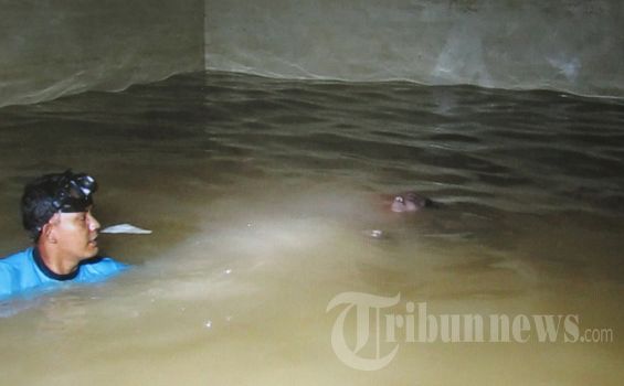 Tim DVI Kesulitan Sisir Basement Gedung UOB karena Lumpur Tebal