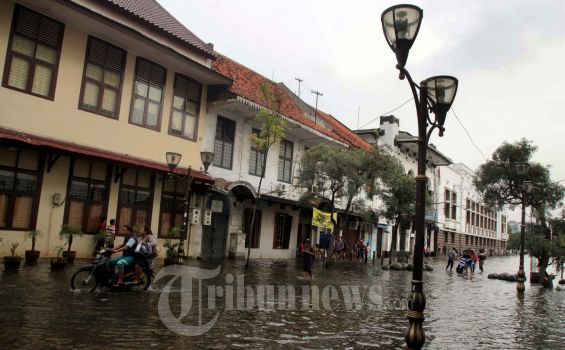 Terendam Banjir, Siswa SMU 8 Mengungsi ke GOR Kuningan