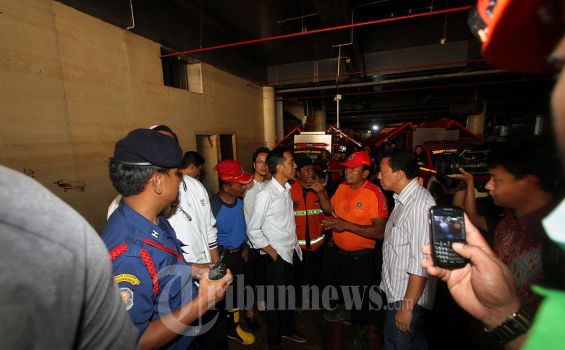 Warga Geruduk UOB saat Evakuasi Banjir Terjadi