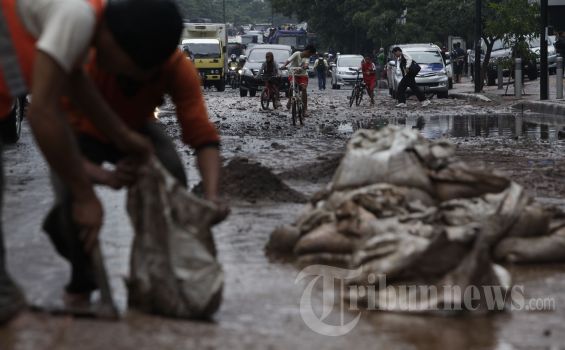 Jalan Sudirman-Thamrin Berdebu Usai Banjir