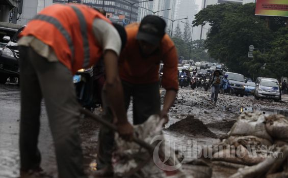 Warga Butuh Sepatu Boot untuk Bersihkan Lumpur Sisa Banjir