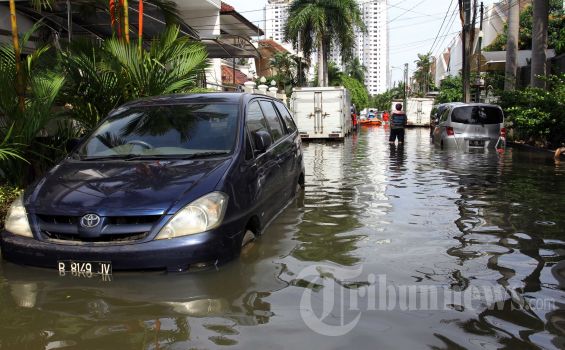 Warga Kompleks Elite di Pluit Borong Perahu Karet