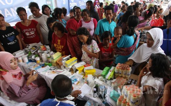 Wanita Hamil Ikut Berebut Bantuan