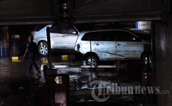27 Mobil Berhasil Dikeluarkan dari Basement Plasa UOB