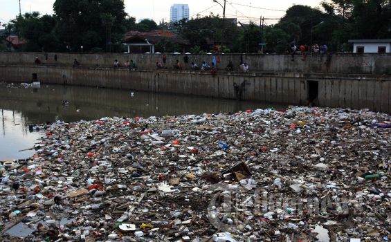 Jokowi Kerahkan Truk dan Eskavator untuk Angkut Sampah