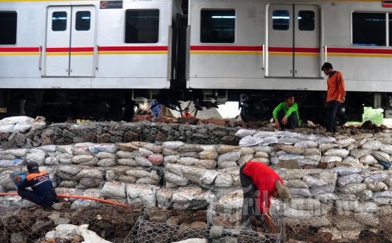 Empat Titik Tanggul di Kanal Banjir Barat Rawan Jebol