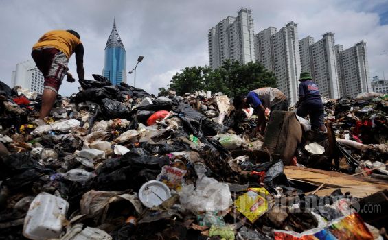 Sampah Banjir Jakarta Menggunung, Warga Palmerah Marah-marah