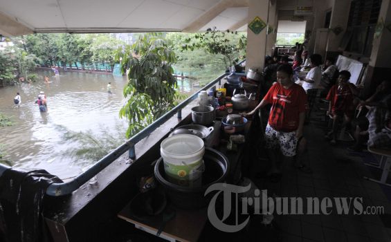 Masih Lembab dan Bau, Jika Malam Korban Banjir Masih Mengungsi
