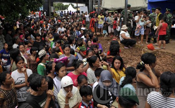 Warga Pengungsi Penjaringan dapat Pakaian Dalam