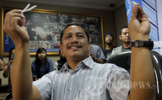 Kepala Humas Badan Narkotika Nasional (BNN), Komisaris Besar Sumirat Dwiyanto menunjukkan barang bukti narkoba yang ditemukan saat penggerebekan di rumah Raffi Ahmad ketika jumpa pers di Kantor BNN, Jakarta, Minggu (27/1/2013). BNN menangkap 17 orang dalam operasi penggerebekan narkoba di rumah Raffi Ahmad. KOMPAS IMAGES/KRISTIANTO PURNOMO