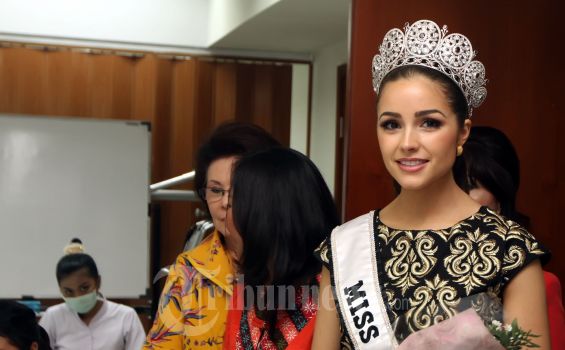 Insiden Kecil Miss Universe, Makan Rendang, Kepedasan, Lalu Dimuntahkan!